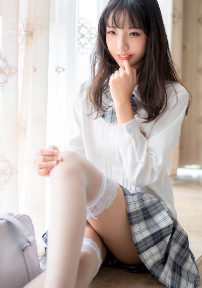 年轻的妈妈观看