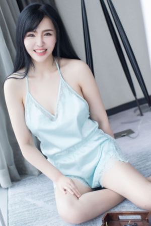 小丹慢慢张开双腿淑芬