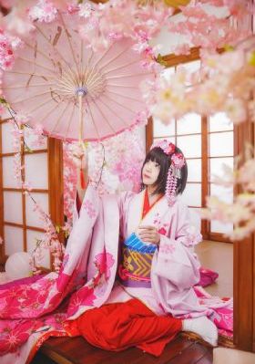 美女把胸全部露出